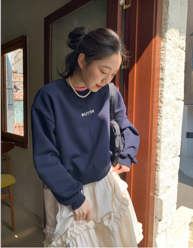 Official picture of American retro round neck long-sleeved navy blue sweatshirt jacket for women in autumn loose and slim pullover short top