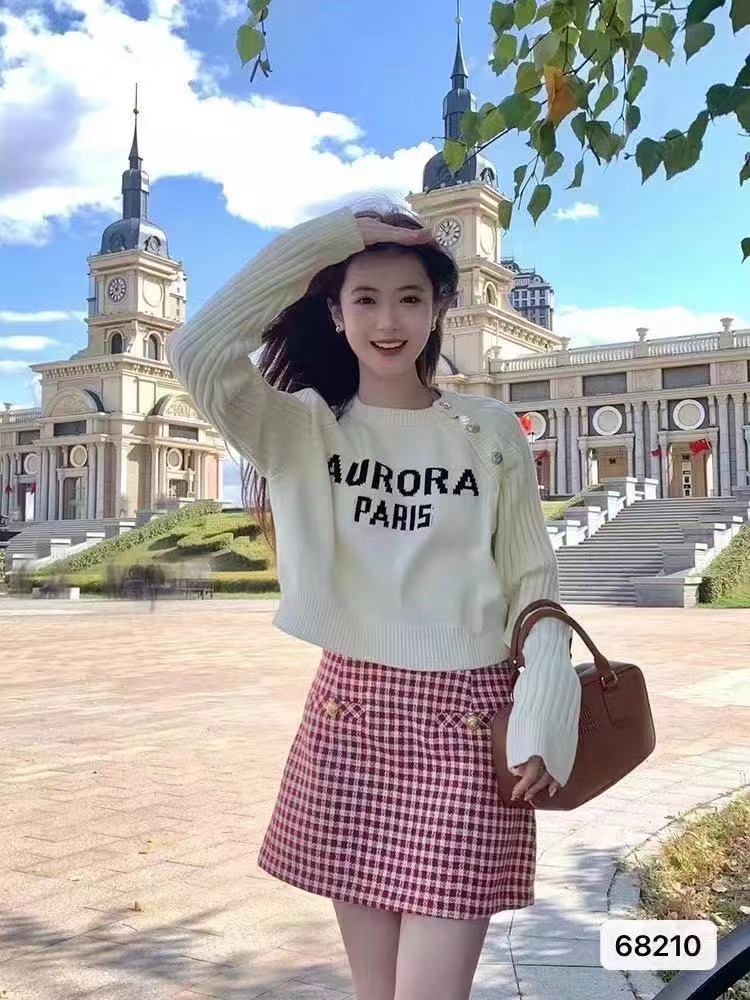 Gentle short sweater for women with letter jacquard design, niche and chic sweater, sweet long-sleeved top, bottoming shirt