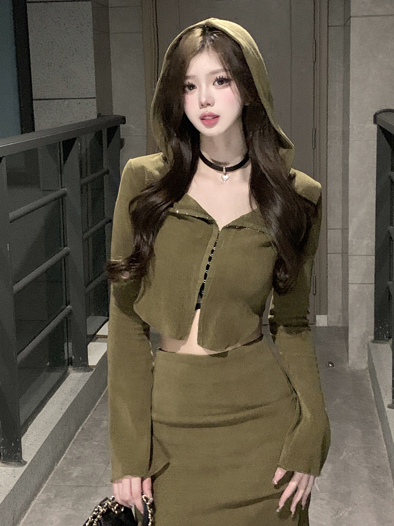 Real shot, minimalist visual sense, hooded top, high-waisted skirt, hot girl suit, women's autumn outfit, complete set