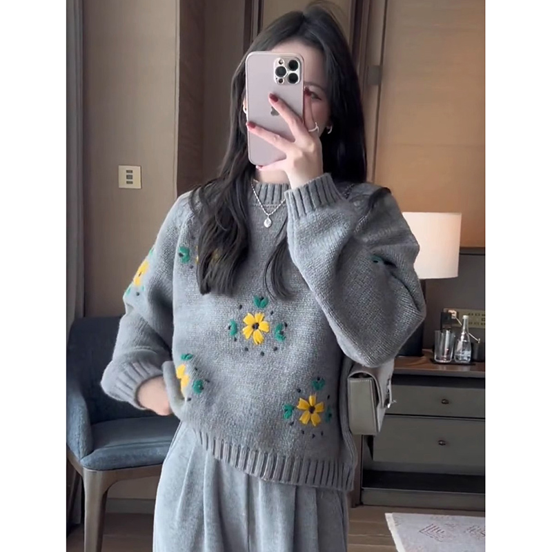 High-end heavy-duty hand-crocheted small sweater for women in autumn and winter soft and waxy loose round neck knitted bottoming shirt top