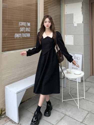 Real shot of new French Platycodon fake two-piece dress for women 2023 winter black long-sleeved waist mid-length skirt