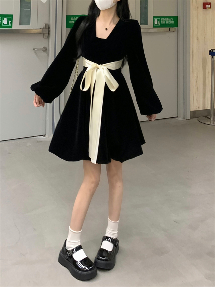 法式氣質高級感連衣裙女大碼秋冬胖妹妹收腰綁帶蝴蝶結絲絨小黑裙