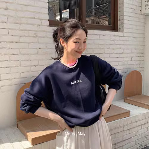 Official picture of American retro round neck long-sleeved navy blue sweatshirt jacket for women in autumn loose and slim pullover short top