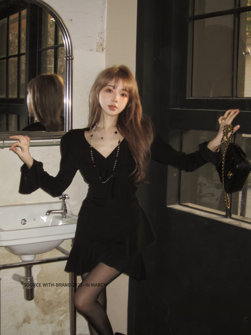 Real shot candlelight dinner V-neck knitted dress for women autumn ruffled bell sleeves slim French little black dress