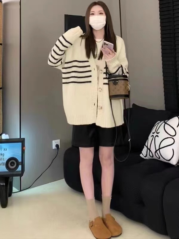 日系復古白色v領條紋毛衣針織開衫女秋冬寬鬆顯瘦慵懶風上衣外套