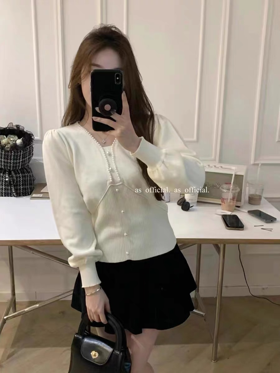2023 winter new Korean style sweet pearl trimmed niche retro slimming soft waxy sweater for women