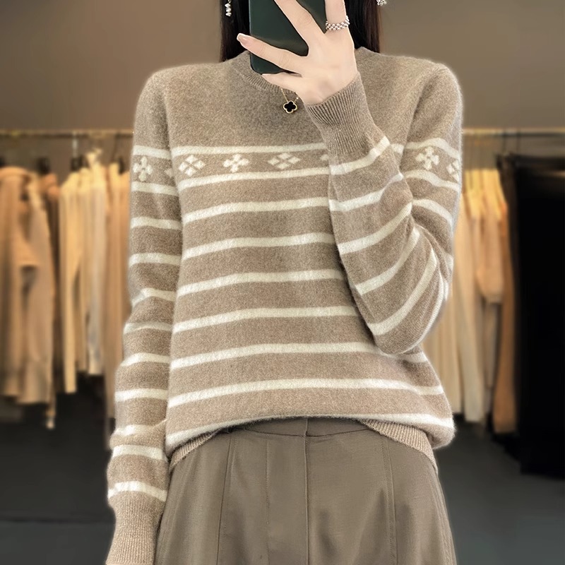 2023年秋冬新款顯瘦條紋羊毛衫女圓領毛衣內搭羊絨打底外穿針織衫