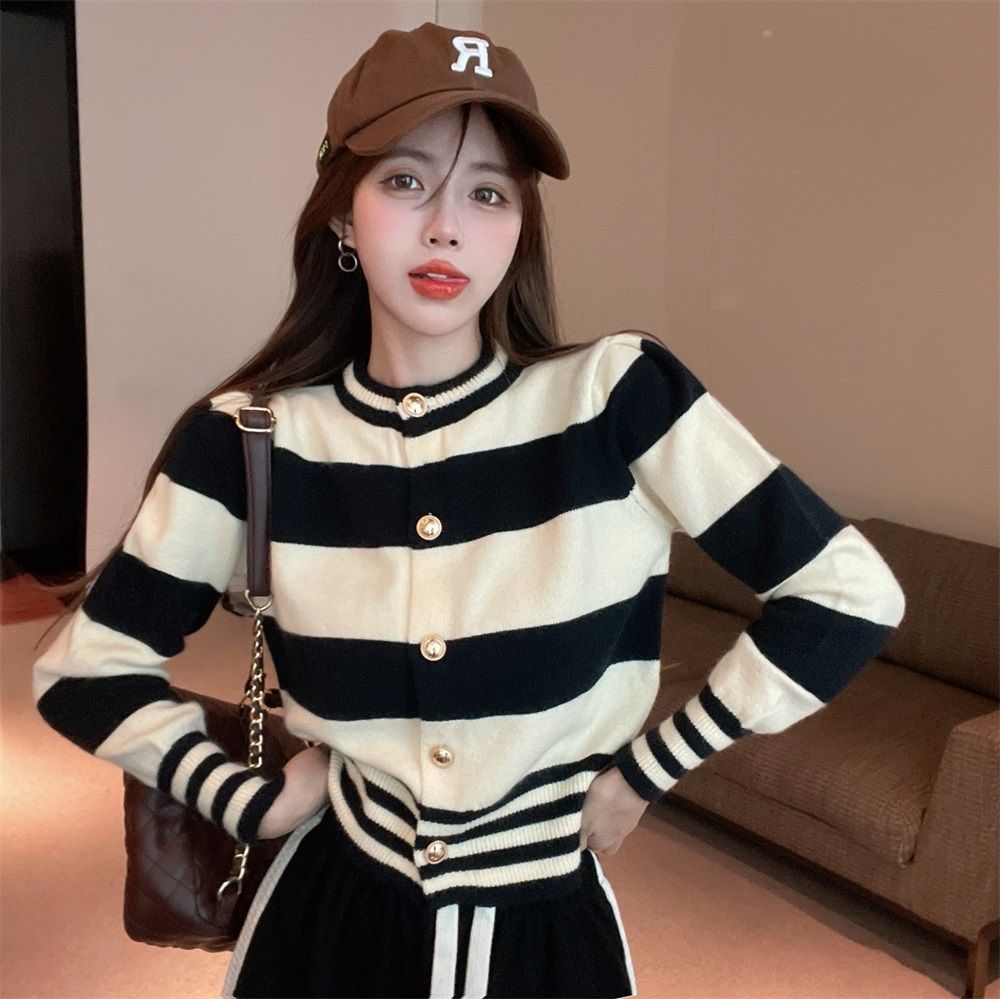 Real shot!  New retro contrast striped long-sleeved loose outer cardigan small fragrant style knitted jacket top