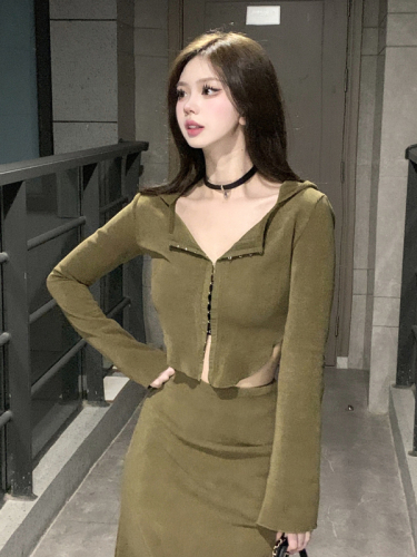 Real shot, minimalist visual sense, hooded top, high-waisted skirt, hot girl suit, women's autumn outfit, complete set