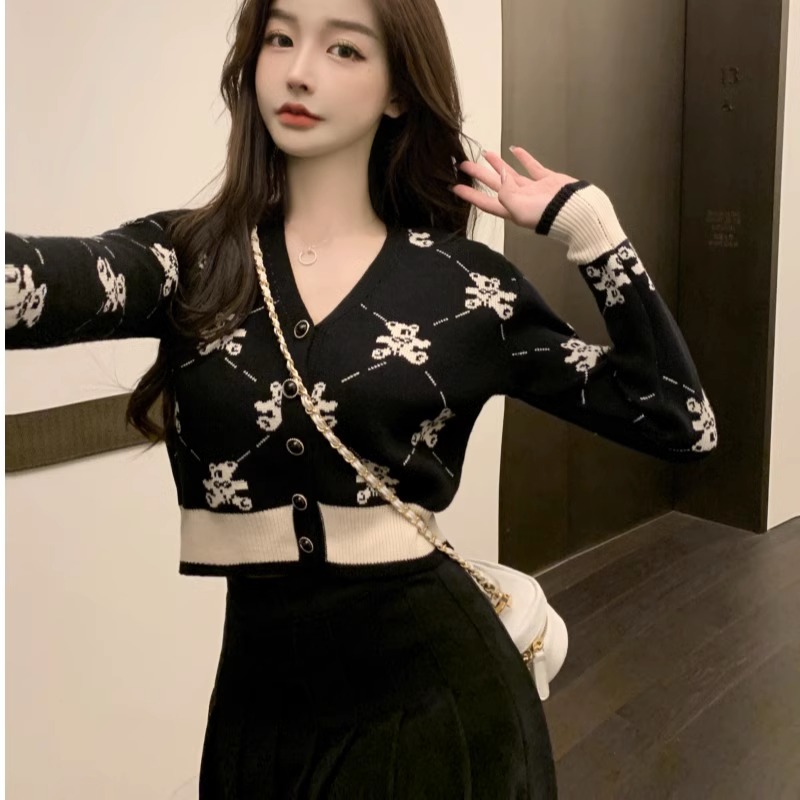 v領小熊毛衣開衫外套女秋冬短款上衣設計感小眾慵懶小香風針織衫