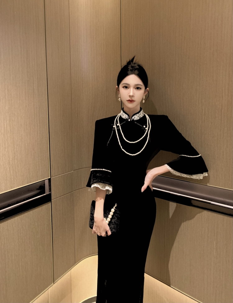 Actual shot of Chinese-style modified bell-sleeved velvet slim-fitting cheongsam dress with mid-length slit