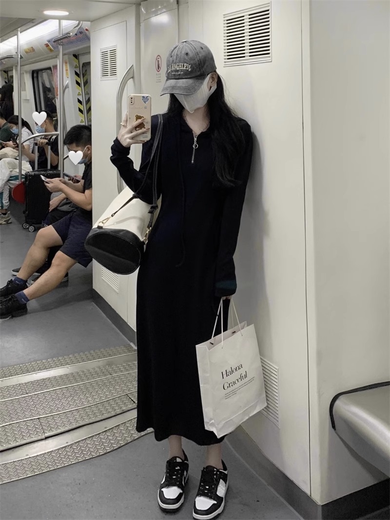 韓版休閒黑色連帽針織連衣裙女秋冬2023新款半拉鏈收腰中長款裙子
