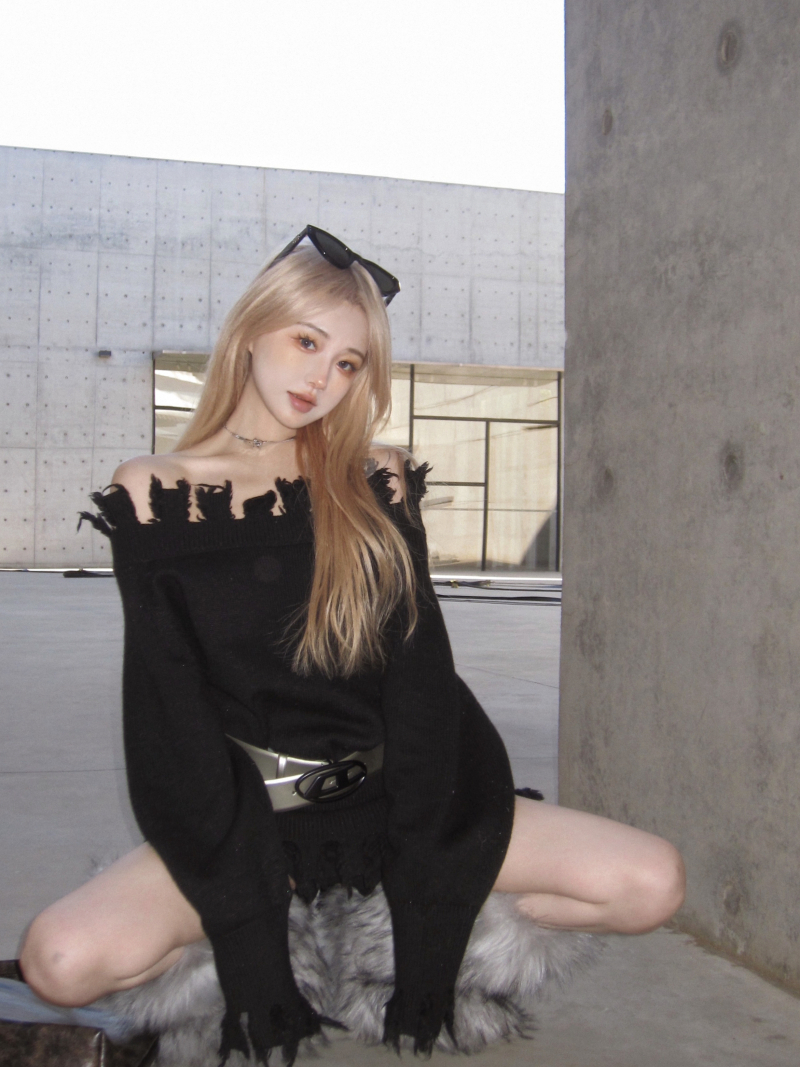 Actual shot of one-shoulder black loose-edged lazy-style sweater for women with niche design top without belt