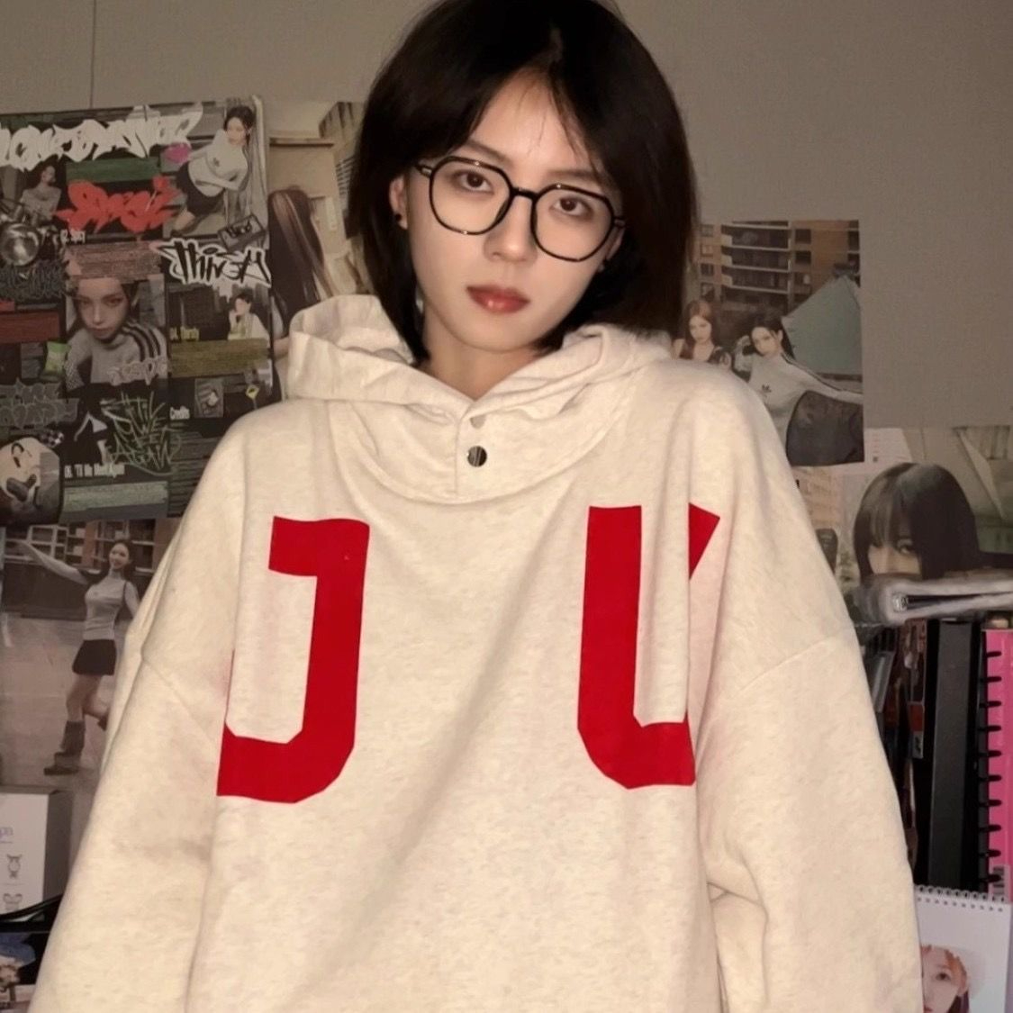 加絨奶白杏印花圓領衛衣