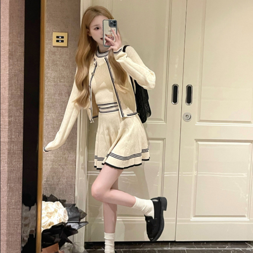 Tmall quality inner pleated skirt suit early autumn college style knitted vest cardigan small fragrant style skirt