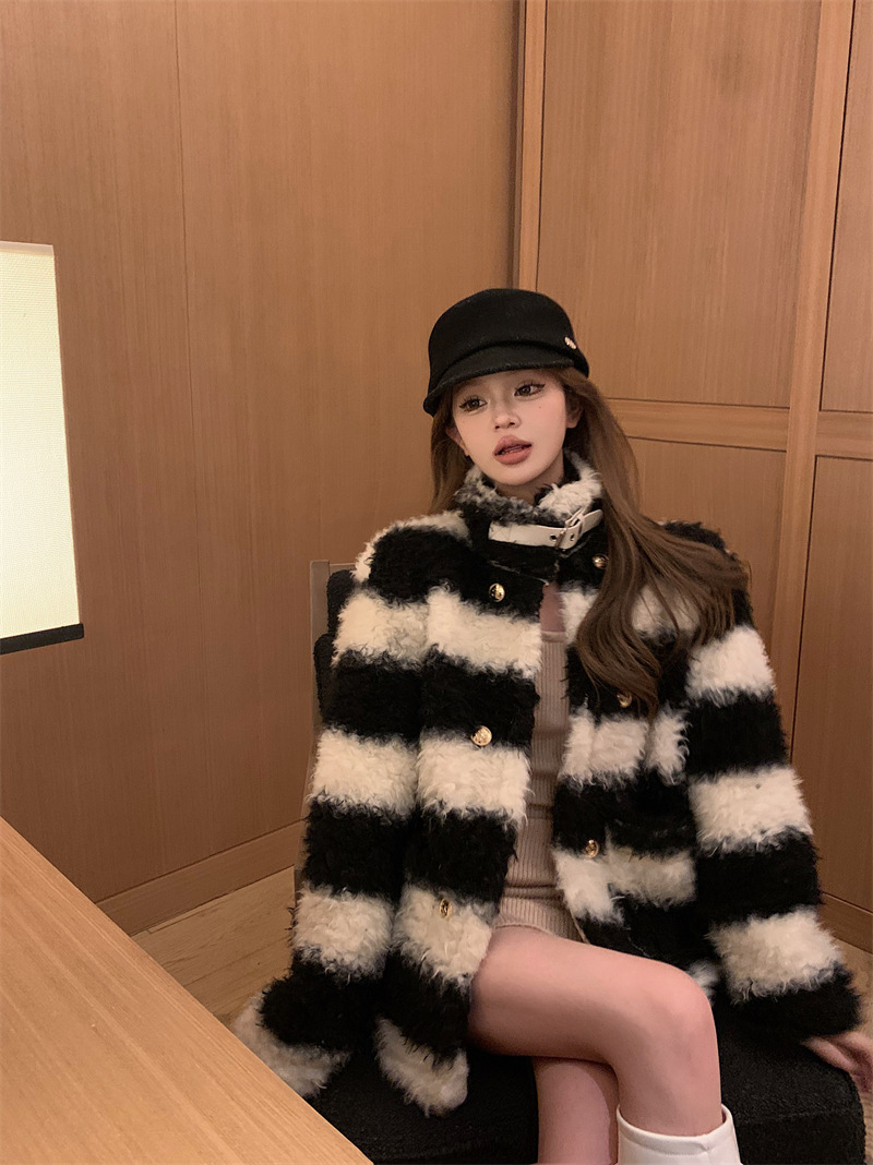 Actual shot of a high-end zebra-print fur one-piece stand-up collar striped jacket