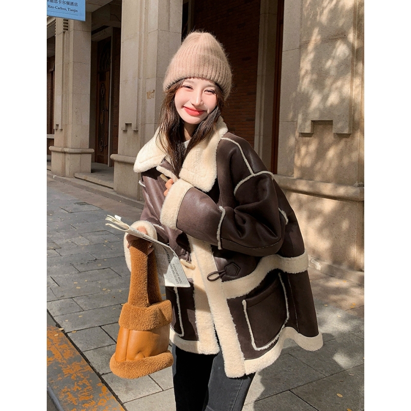 Brown retro Maillard lamb wool coat for women 2023 winter new Korean style horn button fur one-piece cotton coat