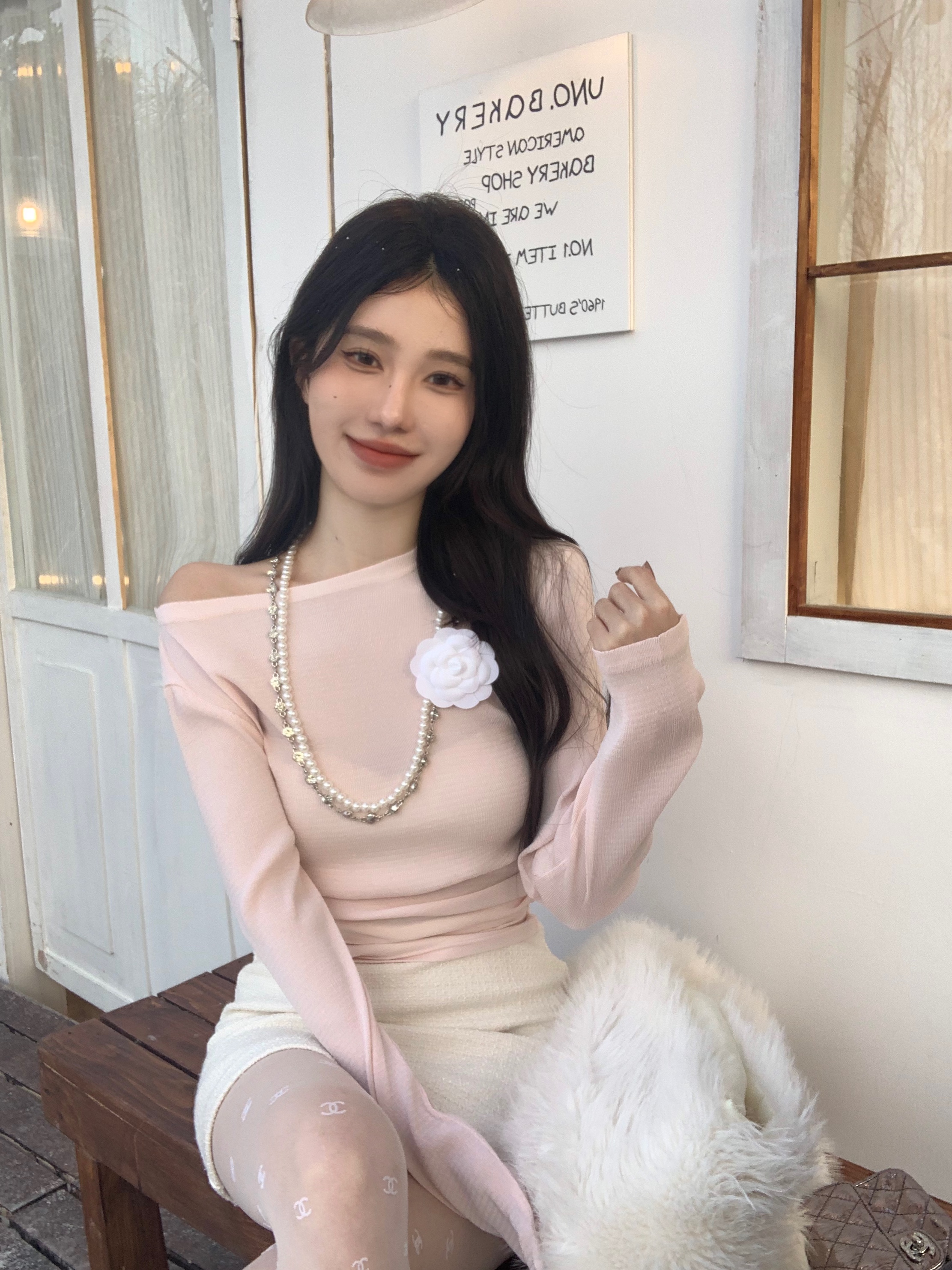 Actual shot of a high-end one-shoulder pink textured bottoming shirt with a top