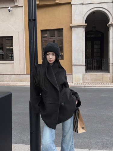 Real shot of the new autumn and winter mid-length woolen coat, stylish and fashionable woolen coat