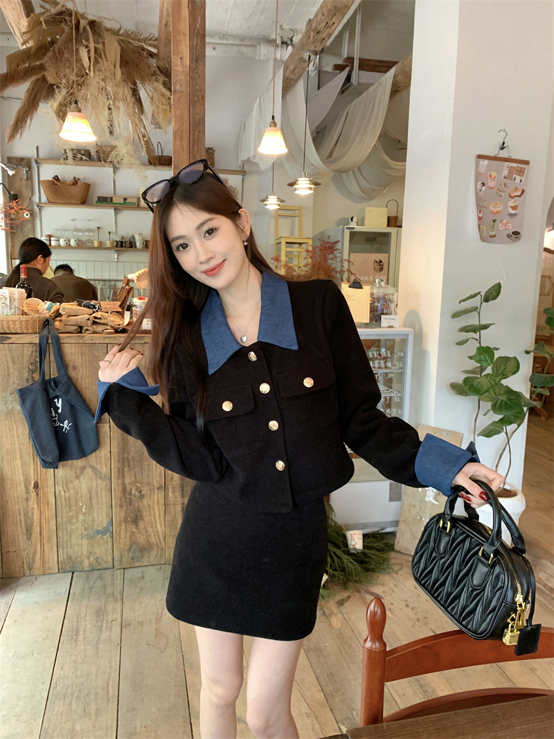 Actual shot of a winter high-end jacket, short skirt, elegant, fragrant style, contrasting color splicing and velvet Korean style suit