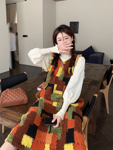 Real shot of autumn and winter Korean chic retro colorful square woolen vest skirt + versatile bottoming shirt