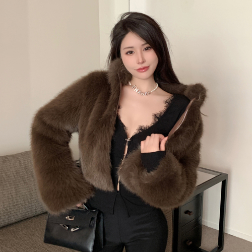 Actual shot of new autumn and winter Toca eco-friendly fur coat for women, high-end plush short stand-up collar top for small people