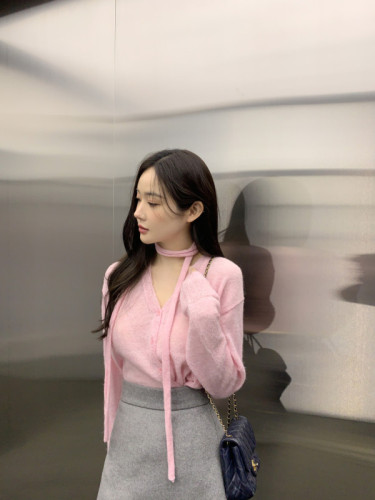 韩国chic新款法式简约设计感V领挂脖长袖毛衣