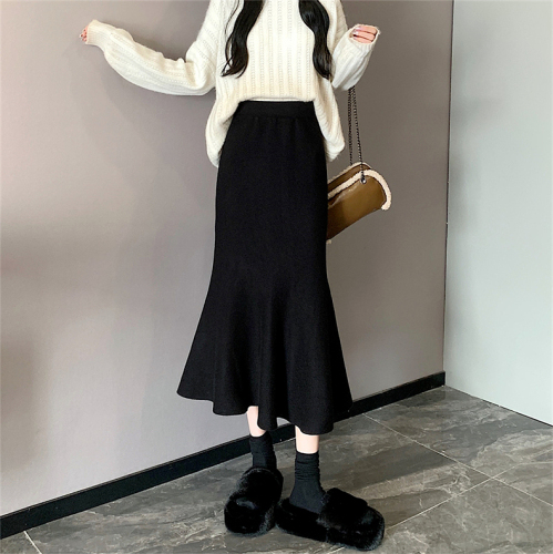 Black high-waisted skirt for women, spring, autumn and winter, French slimming design, small fishtail skirt, hip-hugging skirt