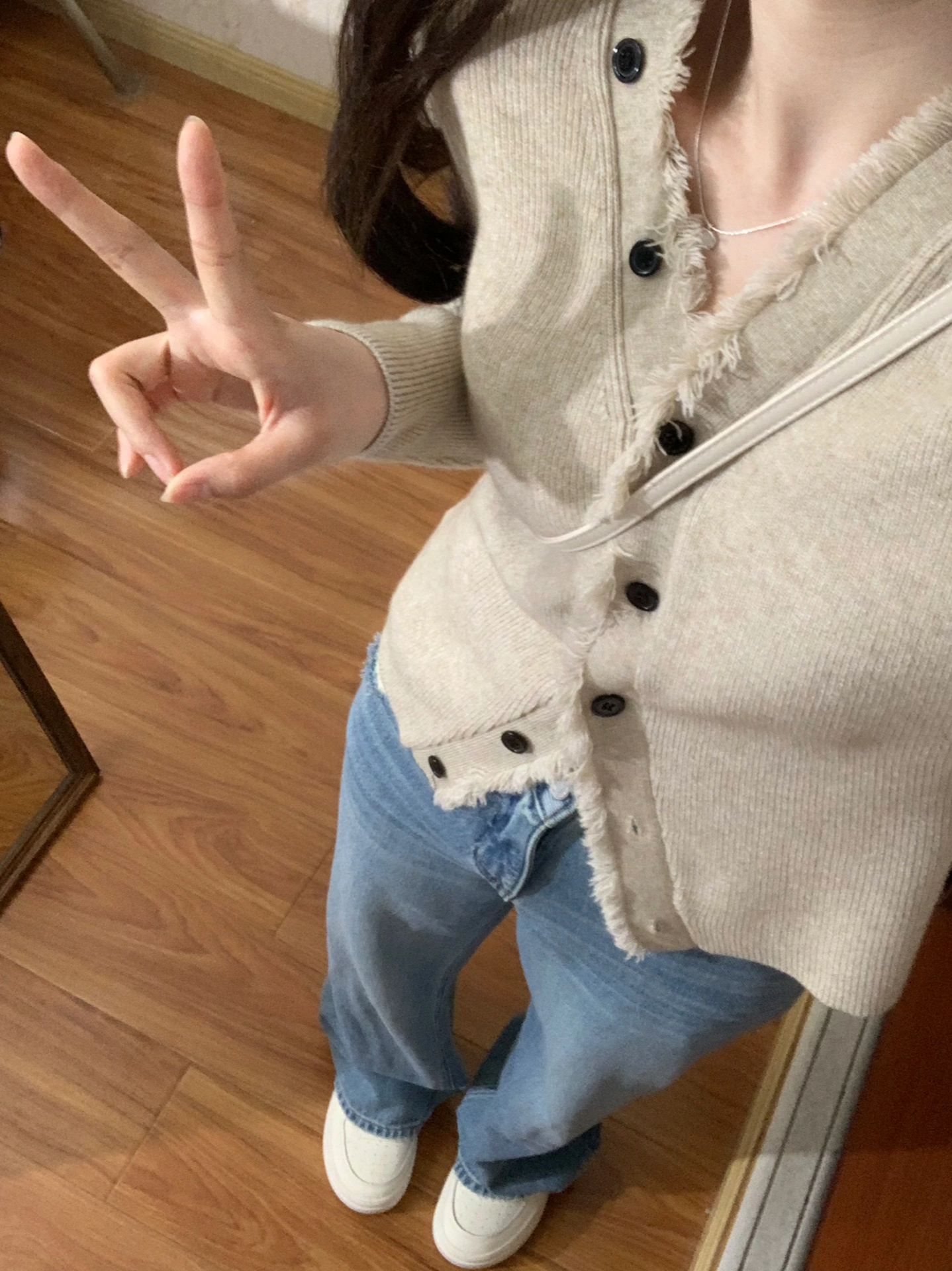 設計感小眾V領扣子針織打底衫女2023秋冬新款洋氣百搭長袖針織衫