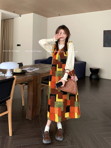 Real shot of autumn and winter Korean chic retro colorful square woolen vest skirt + versatile bottoming shirt