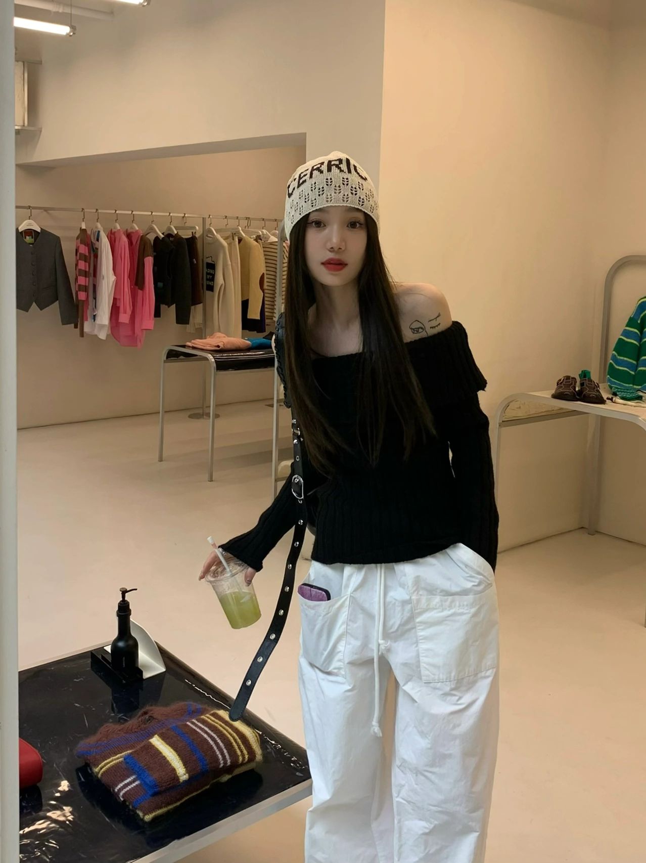 一字肩黑色打底針織衫女秋季內搭外穿高級設計感小眾毛衣露肩上衣