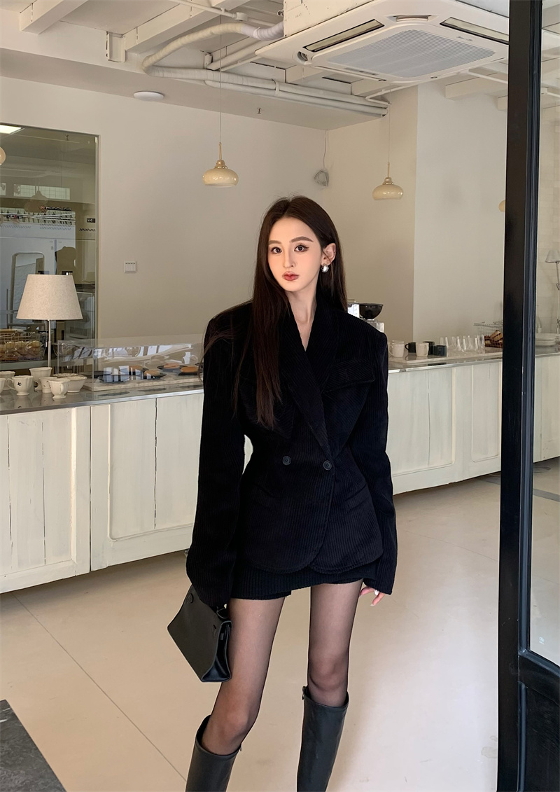 Real shot of a hot girl with retro temperament, slim and high-end suit jacket + versatile knitted culottes