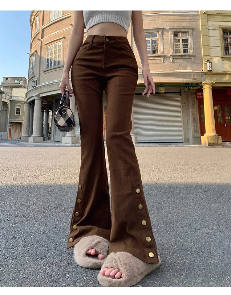 Retro-fashionable, sophisticated style with side slits, high-waisted, chic butt-buttoned jeans