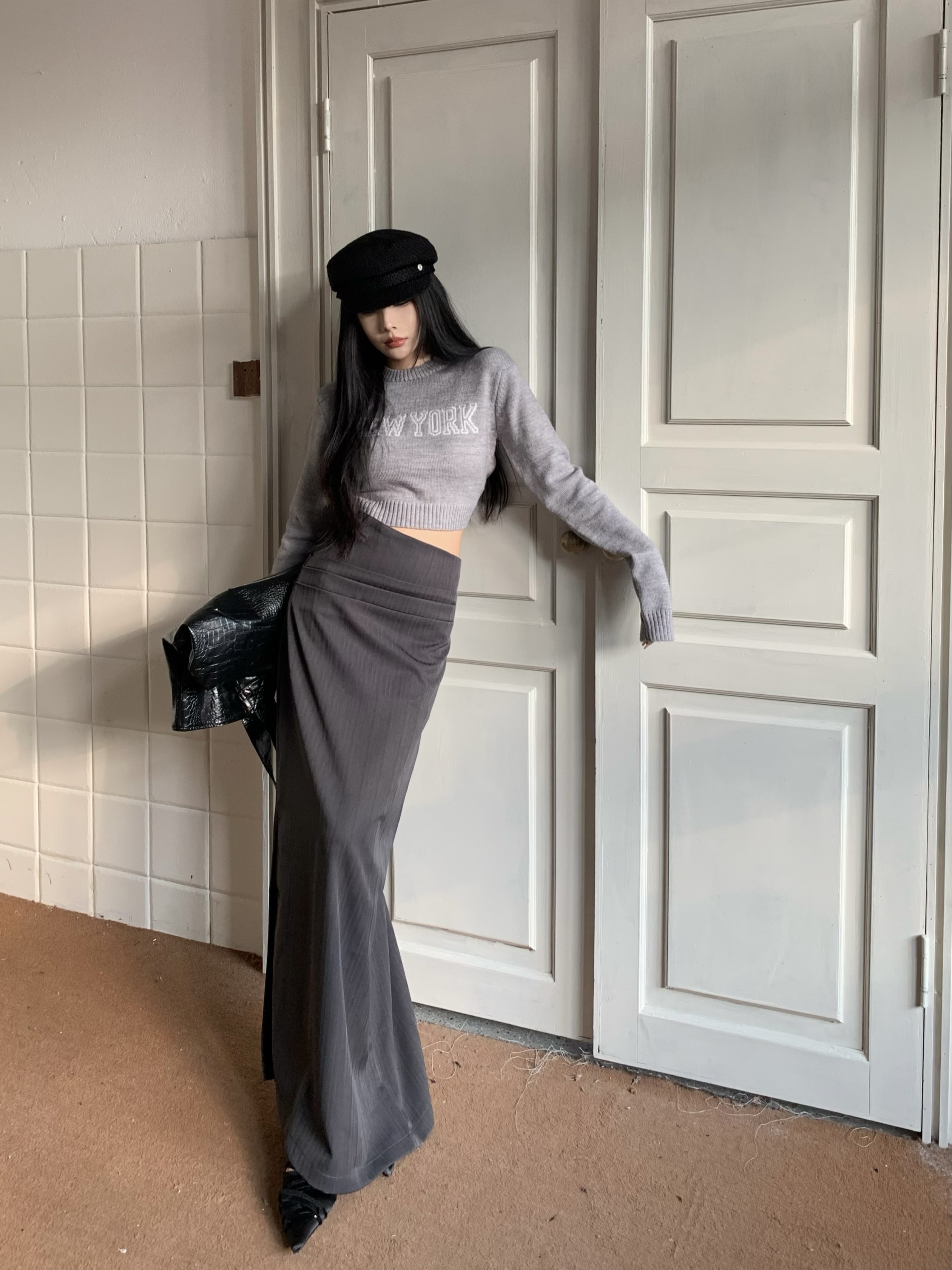 Actual shot of simple and versatile short sweater with letter embroidery, high waist, slimming and irregular pleated skirt