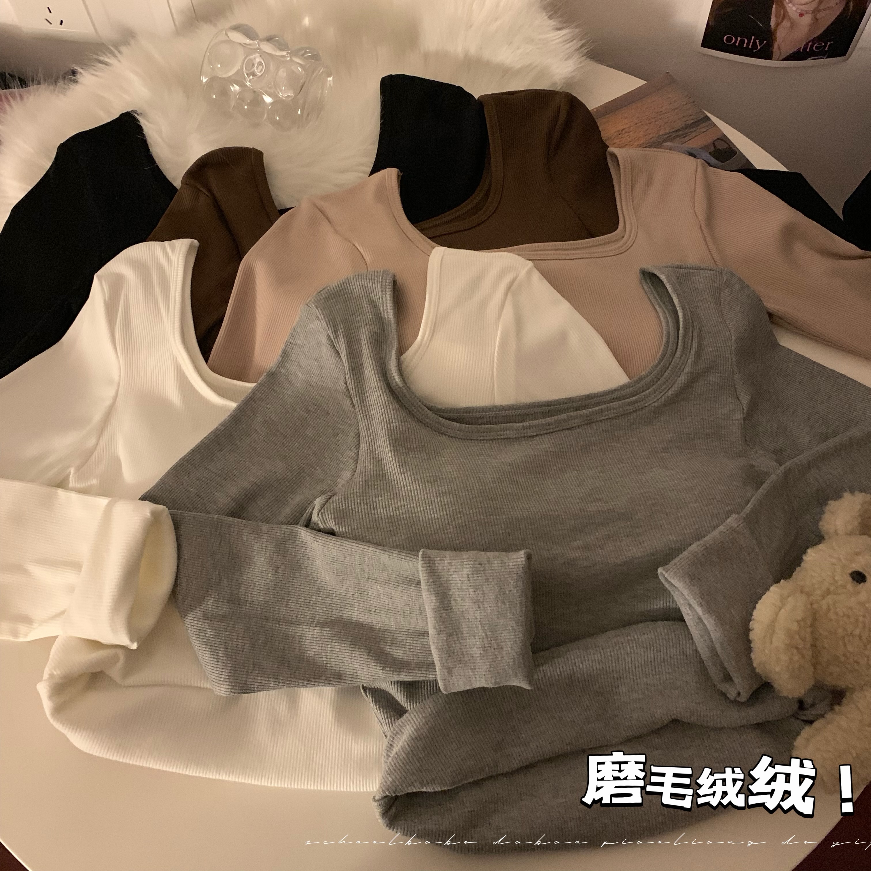 Actual shot of a square collar slim brushed bottoming shirt top for women in autumn and winter with Maillard thread fixed cup inner wear