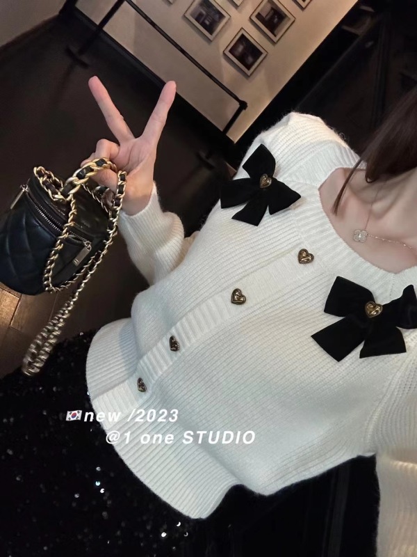 1.ONE2023 new winter style Chic love buckle slimming and versatile temperament small fragrant style knitted cardigan for women