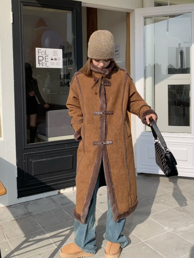 Real shot of velvet, thickened and warm heavy-duty long leather buttoned cotton jacket