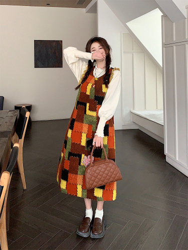 Real shot of autumn and winter Korean chic retro colorful square woolen vest skirt + versatile bottoming shirt