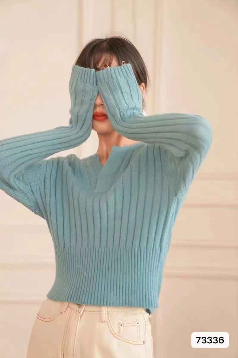French retro blue inner knitted sweater to slim down the waist, 2023 autumn and winter new v-neck bottoming sweater for women, short style