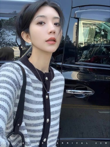 UKILAU Liu Yuqi half-life snow arctic velvet French stripe contrast collar single-breasted heavy-duty sweater