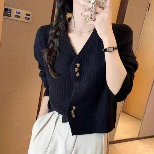 Small V-neck knitted cardigan for women in autumn and winter new fashion love button short sweater jacket top clothes