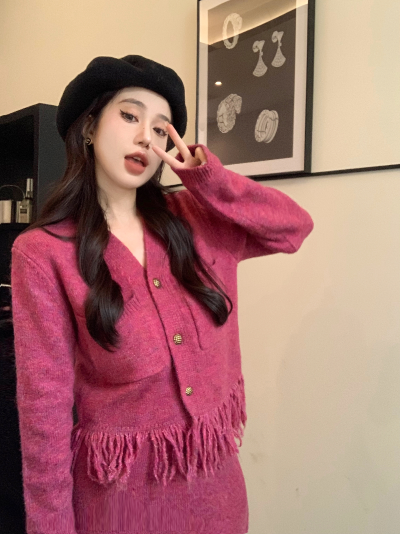 Actual shot of tassel knitted cardigan skirt suit for women, winter retro design niche two-piece set
