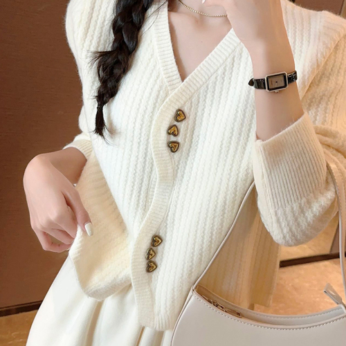 Small V-neck knitted cardigan for women in autumn and winter new fashion love button short sweater jacket top clothes