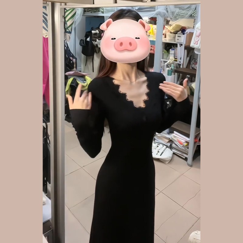 Wear a black knitted hip-covering dress under the coat. Autumn and winter 2023 new women's bottoming long skirt with a high-end feel.