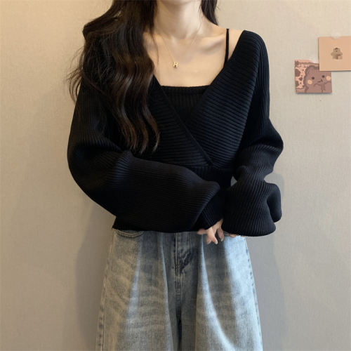 Actual shot of Korean style gentle style fake two-piece suspenders with exposed collarbone and off-shoulder long-sleeved sweater tops for women