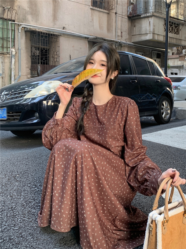 Real shot!  Autumn and winter inner skirt Korean style retro strapped waist design corduroy floral dress