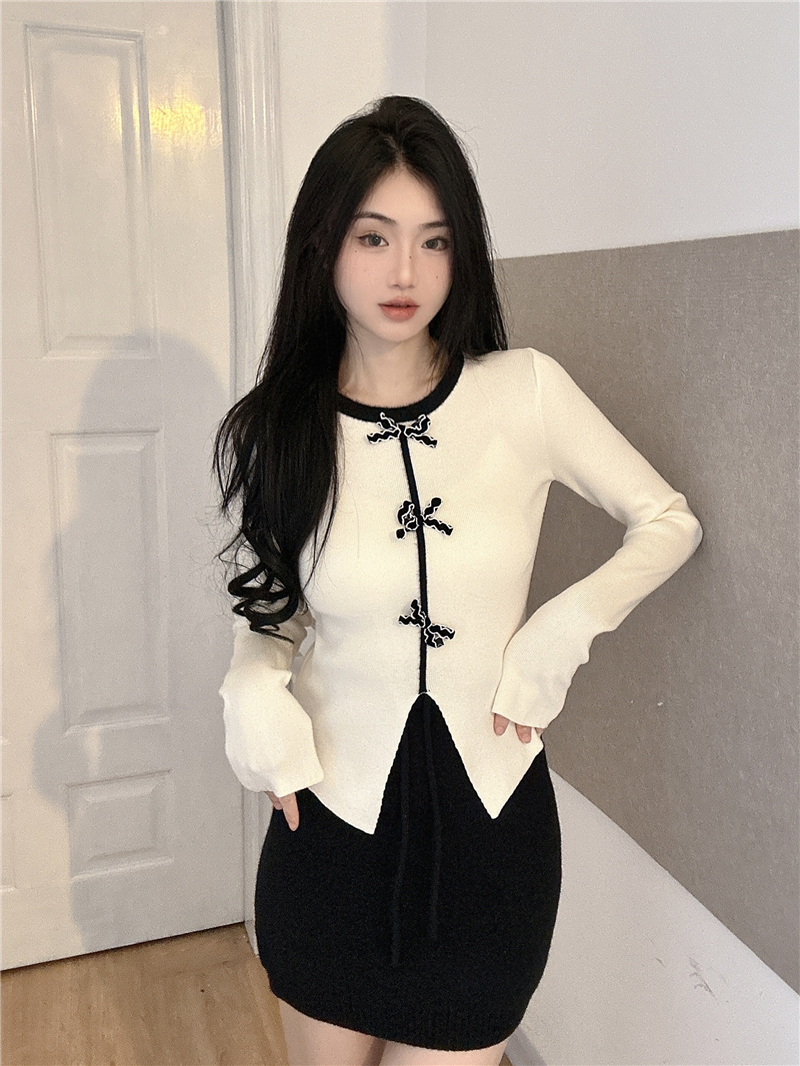 Actual shot of slim-fitting round-neck bow-knotted long-sleeved sweater top with design