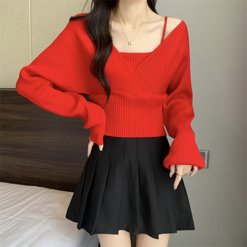 Actual shot of Korean style gentle style fake two-piece suspenders with exposed collarbone and off-shoulder long-sleeved sweater tops for women