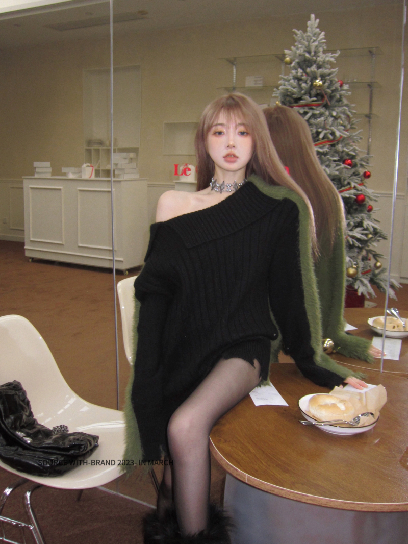 Real shot of one-line off-shoulder black and green stitched sweater jacket, feminine hot girl knitted top