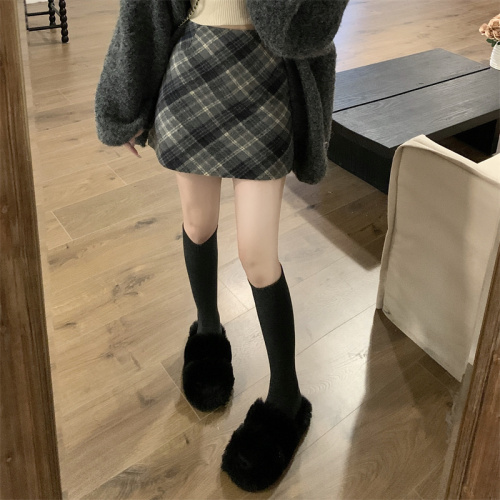 Actual shot of high-waisted A-line skirt, new slimming plaid hip skirt, short skirt, trendy woolen skirt for small people